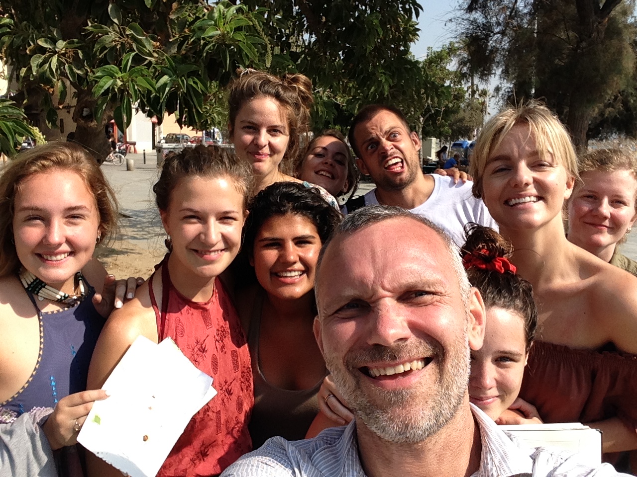 Metafora Art School Barcelona teacher and outdoor painting class